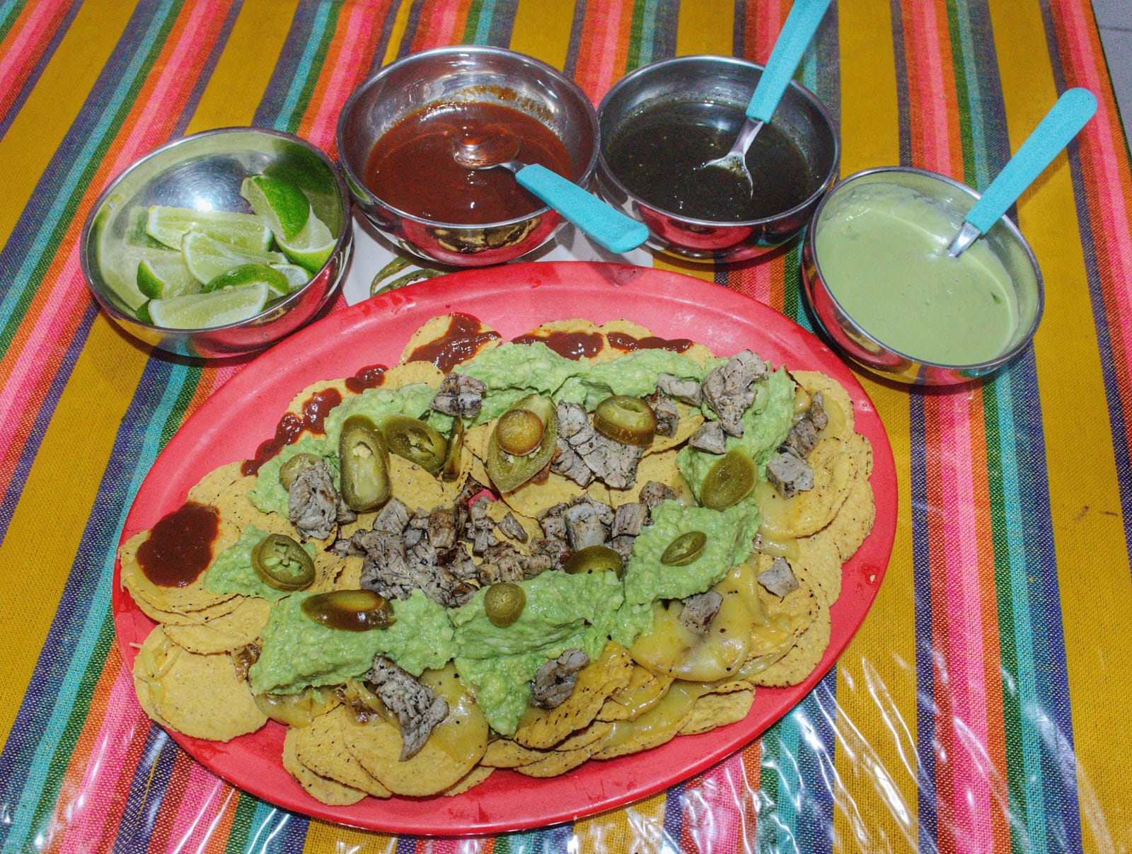 Platillo de nachos con carne y salsas